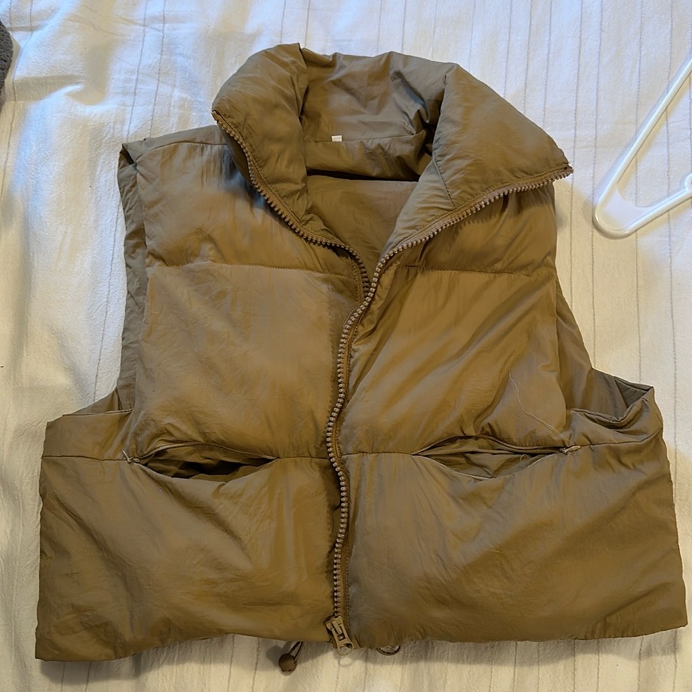 Brand new crop puffer vest